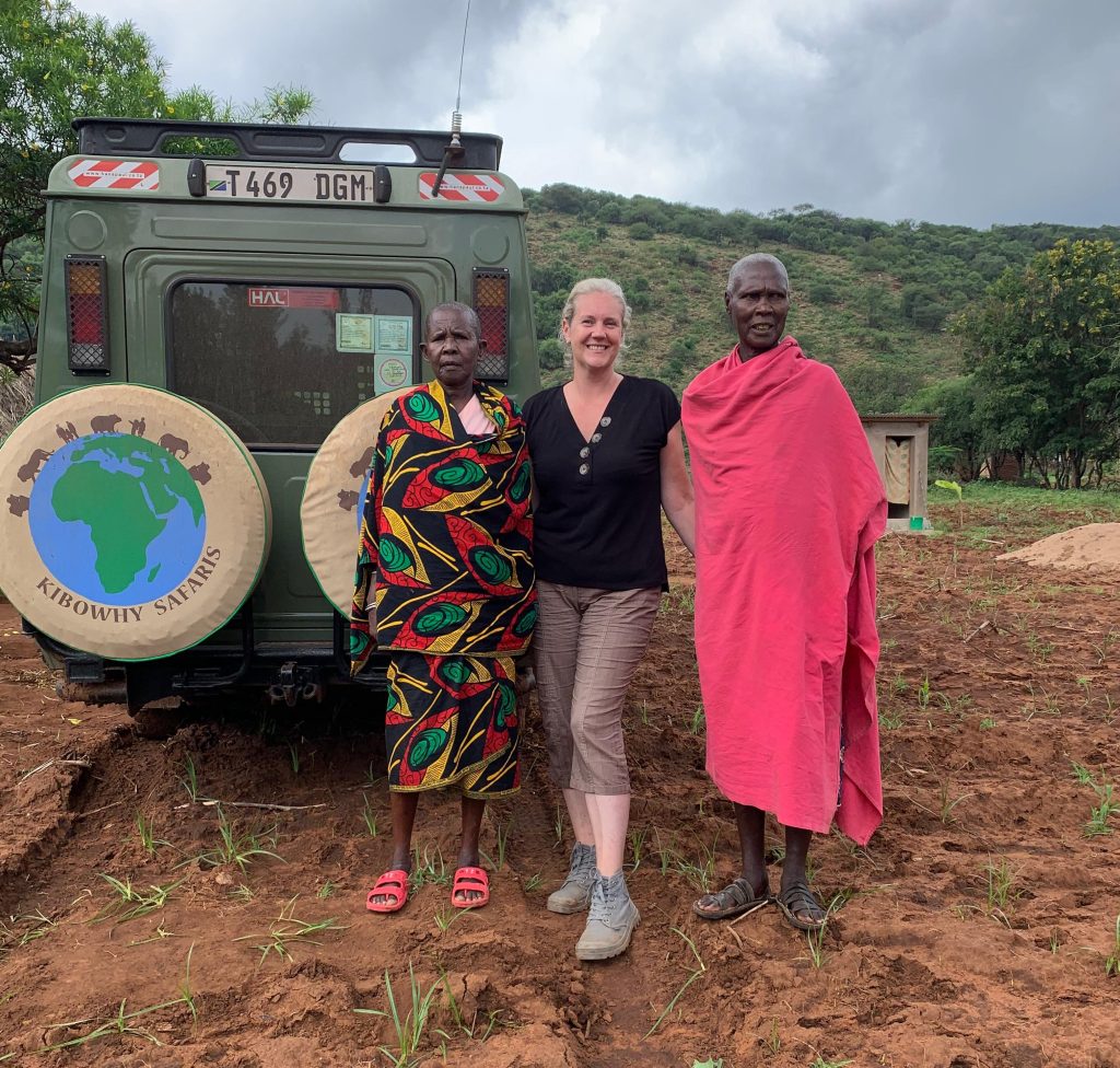 Rencontre avec des habitants de la communauté Sonjo devant un véhicule Kibowhy Safaris en Tanzanie