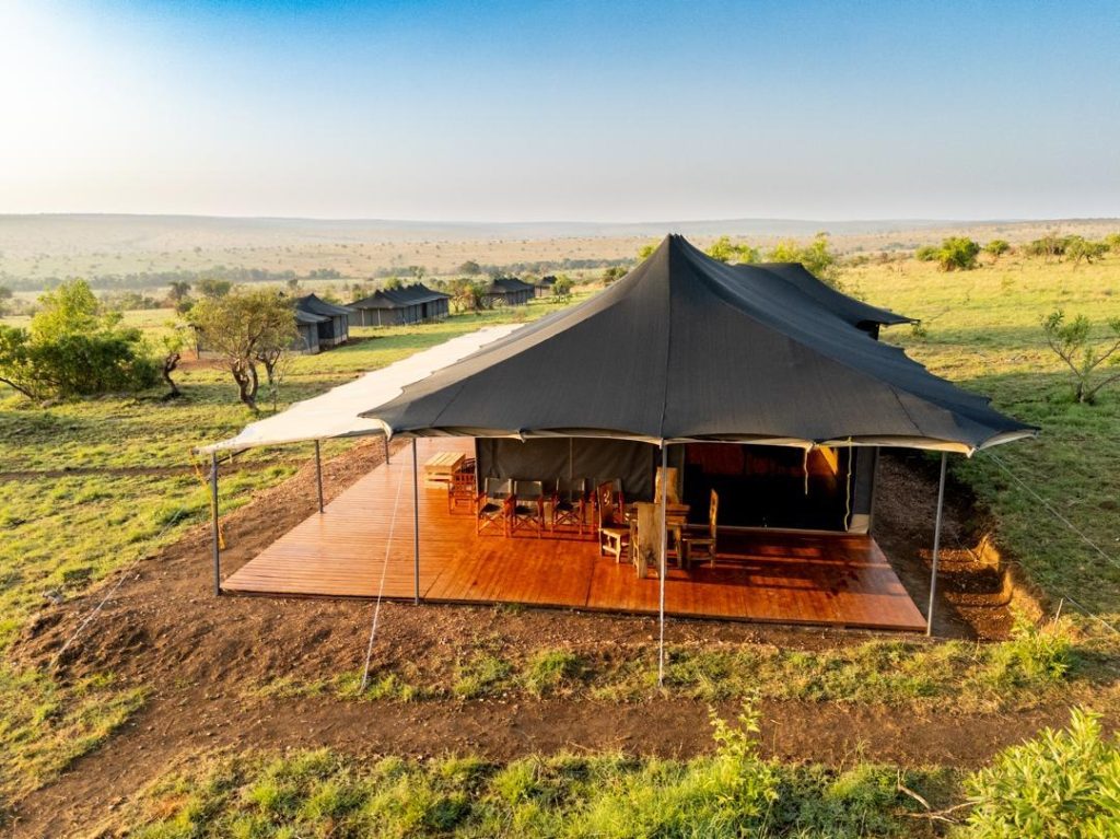 Camp de safari avec tentes et terrasses en bois au coeur de la savane en Tanzanie